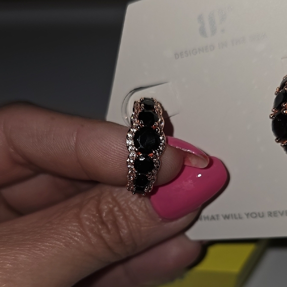 Elegant Black and Gold Earrings - Picture 2 of 3
